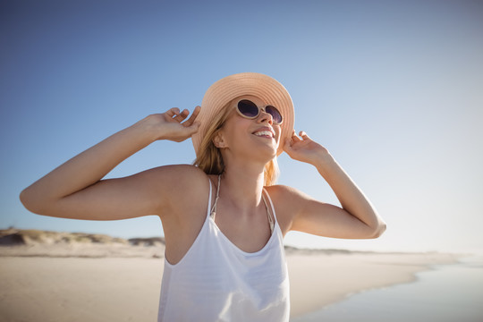 海滩上戴着太阳镜的快乐女人