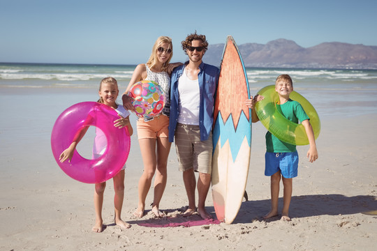 阳光明媚的海滩上幸福家庭的照片