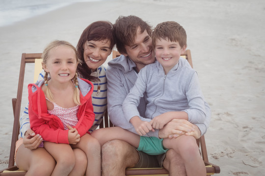 海滩休闲椅上的幸福家庭