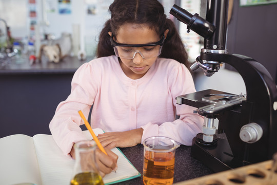 科学实验室里的小学生