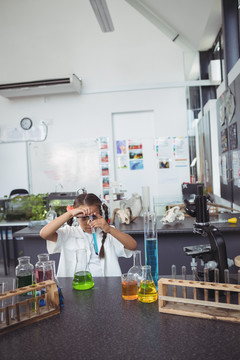 做科学实验的小学生