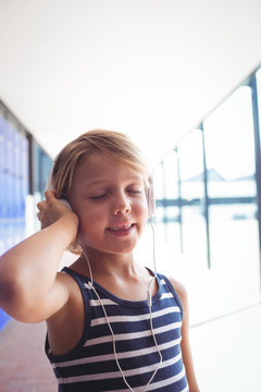 用耳机听音乐的微笑女孩