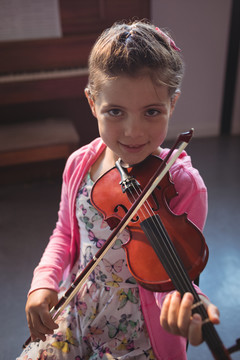 音乐课排练小提琴的女学生