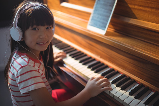 在音乐学校上课练钢琴的小学生