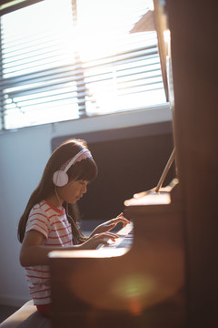 在音乐学校上课练钢琴的小学生