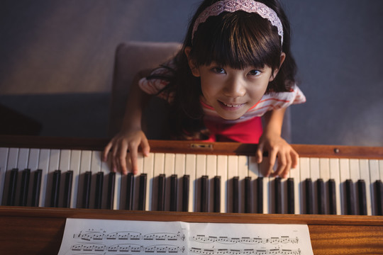 练钢琴的微笑女孩