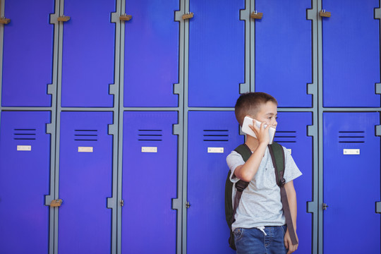 储物柜旁的小学生