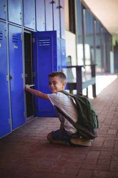 学校里站在储物柜旁的男孩