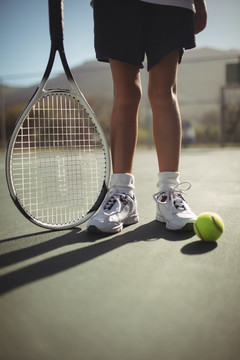 带网球拍和球的女子低胸区