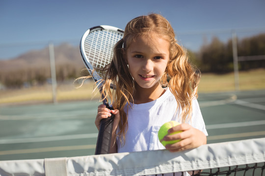 晴天下打网球的小女孩