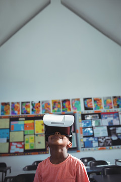 男孩在学校戴虚拟现实模拟器