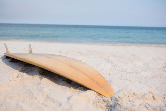 沙滩上的木制冲浪板