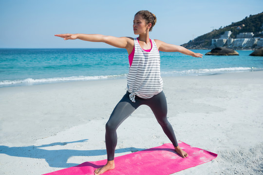 海滩上练习瑜伽的女性