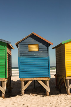 海滩上彩色房屋