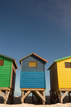 沙滩上的彩色木屋