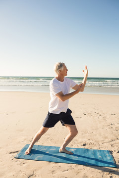 在海滩上练习瑜伽的老人