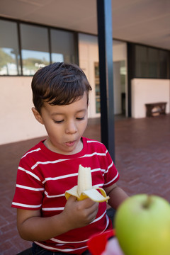 吃香蕉的小男孩的特写