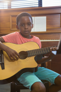 音乐学校学生弹吉他的照片