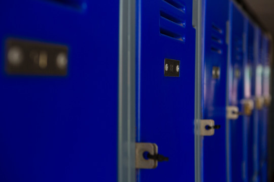 学校走廊里的蓝色储物柜