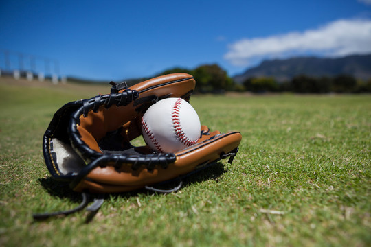 棒球和手套在草地上