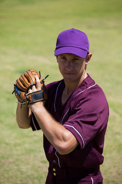 棒球运动员戴着手套站在球场上