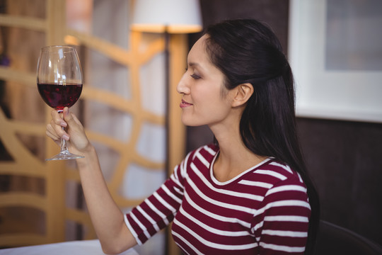 在餐馆喝红酒的女人