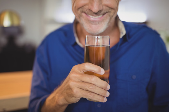 在餐馆喝啤酒的成熟男人