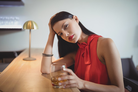 餐馆里一杯威士忌紧张的女人