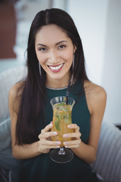 餐馆里拿着鸡尾酒杯的女人的肖像