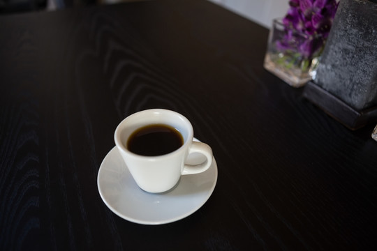 咖啡厅桌上的黑咖啡