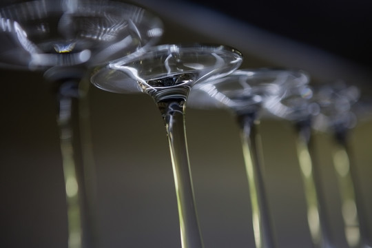 餐厅货架上酒杯的特写镜头