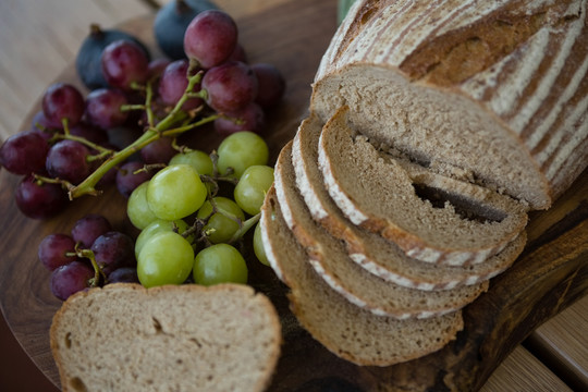 餐厅砧板上褐色面包和葡萄