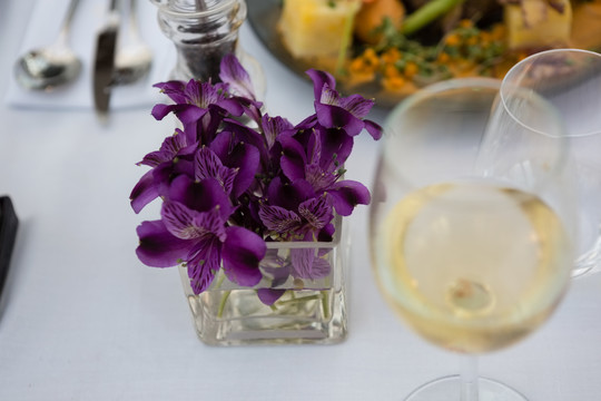 餐桌上白葡萄酒的大角度视图
