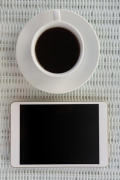 咖啡馆桌上咖啡杯数码平板电脑