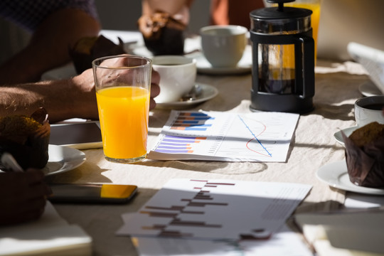咖啡馆桌上的橙汁图表