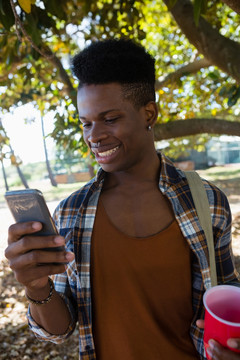 年轻人在公园里用手机