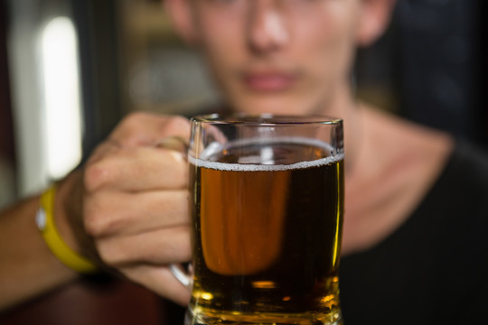 柜台上喝啤酒的男人的画像