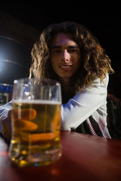酒吧里拿啤酒杯的男人的肖像