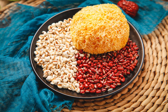红豆薏米银耳羹食材