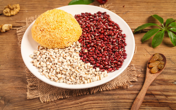 红豆薏米银耳汤食材
