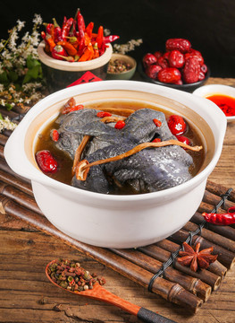 烏雞燉茶樹菇湯
