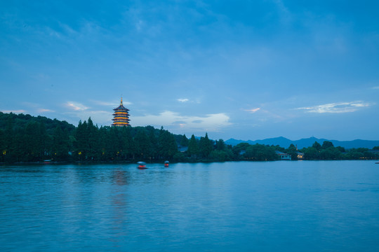 水墨雷峰塔