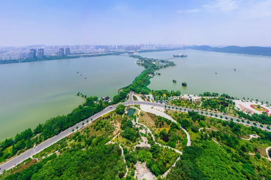 航拍徐州云龙湖风景区湖中路