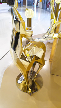 低多边形风格黄金鹿雕塑