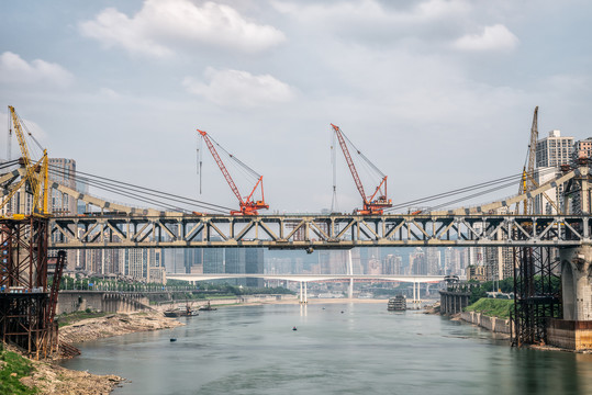 重庆嘉陵江建设中的曾家岩大桥