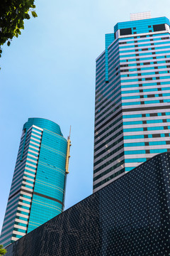 仰拍摩天大厦建筑