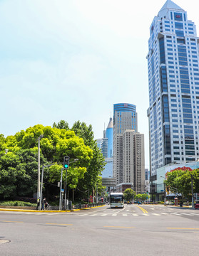 仰拍摩天大厦建筑