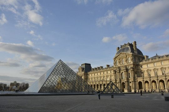 蓝天下的卢浮宫玻璃金字塔