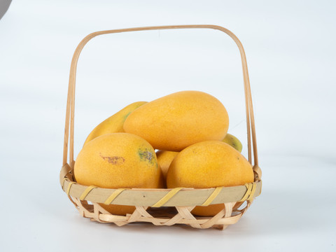 竹篮中装满了黄色的芒果