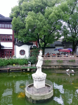 上海豫园 古代仕女雕塑